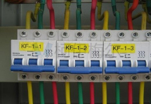 設(shè)置獨(dú)立的空氣開(kāi)關(guān)供電，表識(shí)清晰，接線整齊美觀