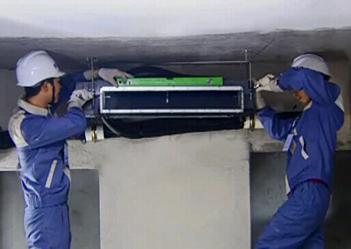 用水平尺測量水平度，確保室內機安裝水平