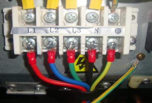 電源線采用接線端子連接，且可靠接地線