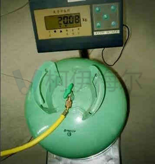 使用電子稱(chēng)測(cè)量冷媒追加量