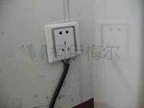 電源線直接與房間供電相連，電流過(guò)大發(fā)熱存安全隱患